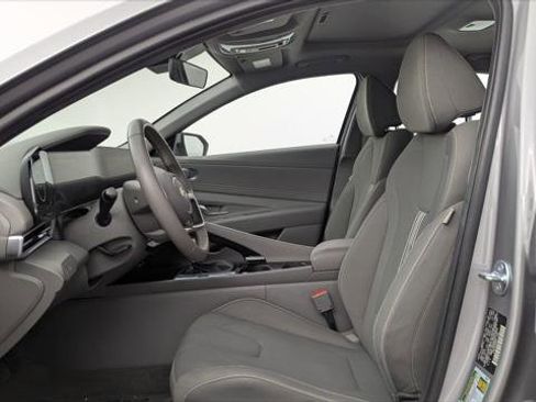 Used 2025 Hyundai Elantra SEL image 14