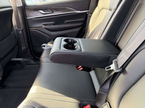 Used 2023 Jeep Grand Cherokee Limited AWD/4WD image 15