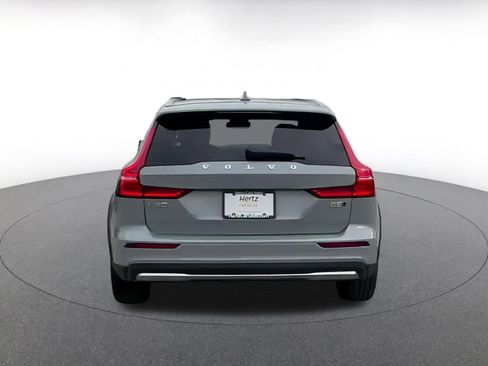Used 2025 Volvo V60 B5 Cross Country Plus image 12