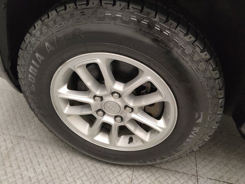 Used 2018 Jeep Grand Cherokee Laredo image 31