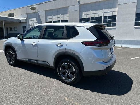 Used 2024 Nissan Rogue SV FWD image 4