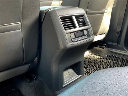 Used 2023 Volkswagen Atlas SE image 32