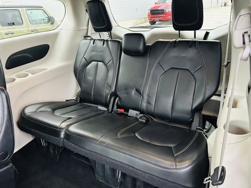 Used 2023 Chrysler Pacifica Touring-L image 27