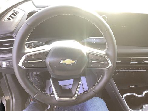 Used 2025 Chevrolet Traverse LT image 9