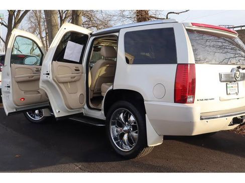 Used 2007 Cadillac Escalade AWD w/ Information Package image 18