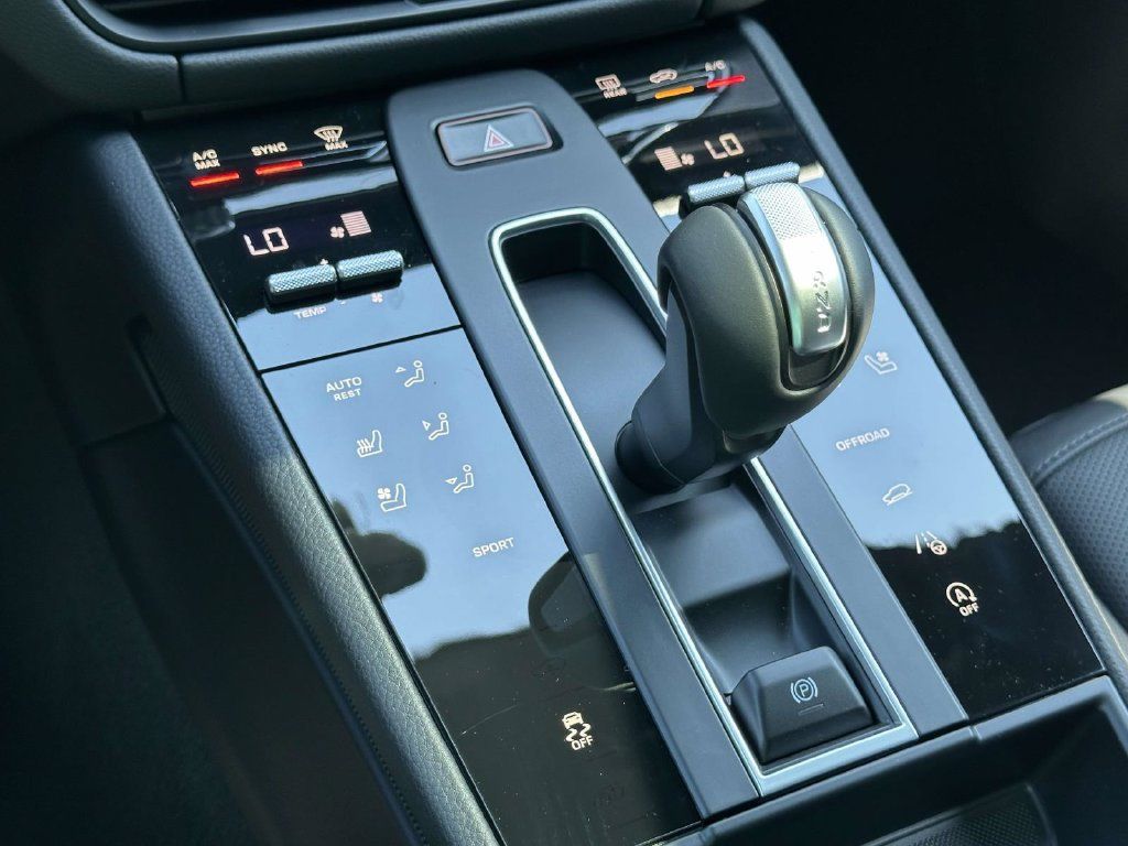 Used 2026 Porsche Macan AWD/4WD image 27