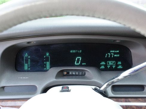 Used 1997 Lincoln Town Car Signature RWD image 53