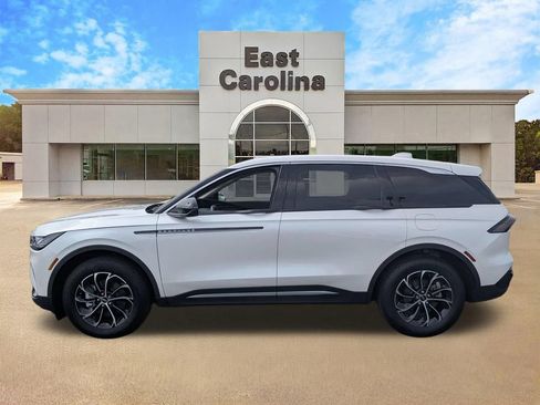 Used 2025 Lincoln Nautilus Premier AWD/4WD image 6