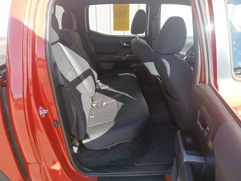 Used 2018 Toyota Tacoma TRD Off-Road image 31