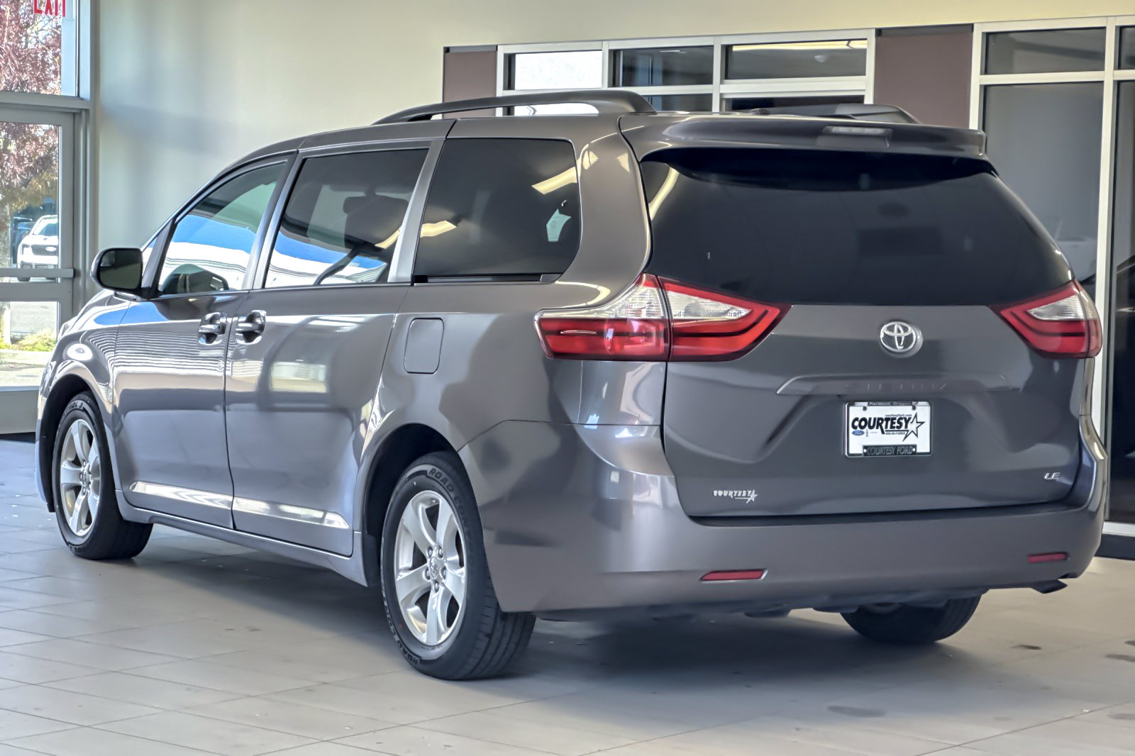Used 2017 Toyota Sienna LE FWD image 6