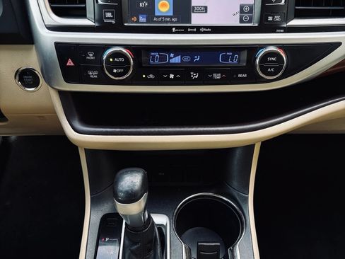 Used 2018 Toyota Highlander Limited Platinum FWD image 7