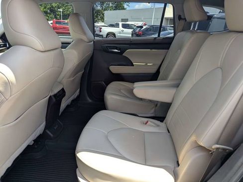 Used 2022 Toyota Highlander XLE AWD/4WD image 15