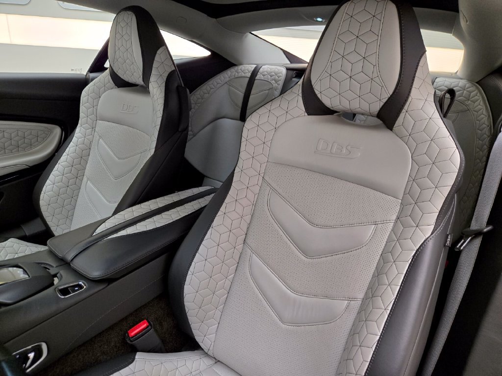 Used 2020 Aston Martin DBS Superleggera RWD image 30