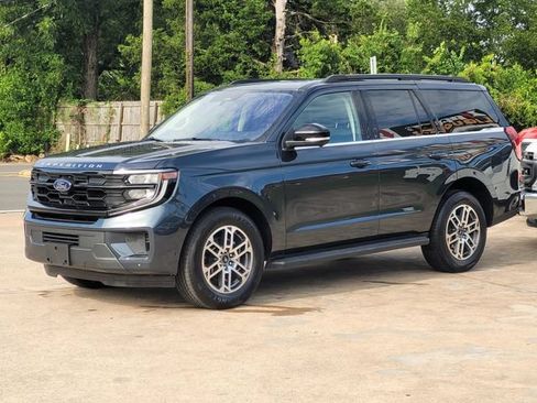 Used 2025 Ford Expedition Active RWD image 3