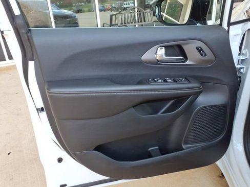 New 2027 Chrysler Pacifica Select FWD image 19