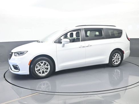 Used 2022 Chrysler Pacifica Touring-L FWD image 2