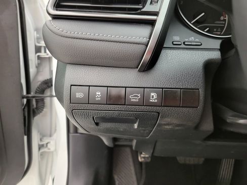 Used 2024 Toyota Camry SE image 3