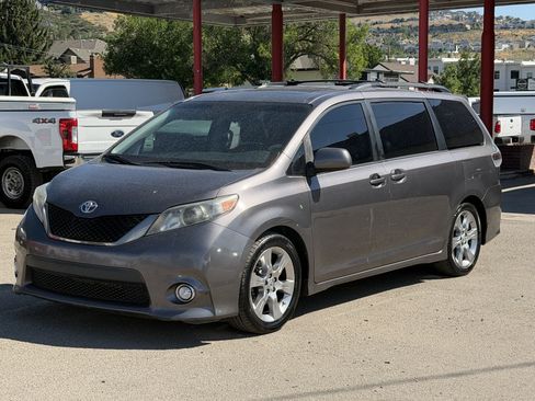Used 2011 Toyota Sienna SE w/ Preferred Pkg FWD image 2