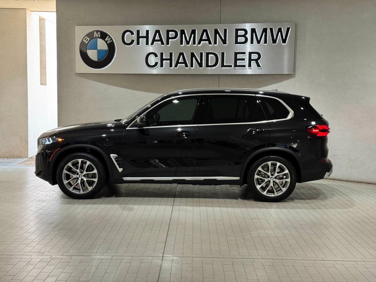 Used 2026 BMW X5 xDrive50e w/ Parking Assistance Package AWD/4WD image 3