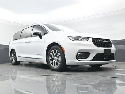 Used 2025 Chrysler Pacifica Pinnacle