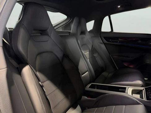 Used 2024 Porsche Panamera image 34