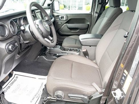 Certified 2023 Jeep Gladiator Sport AWD/4WD image 16