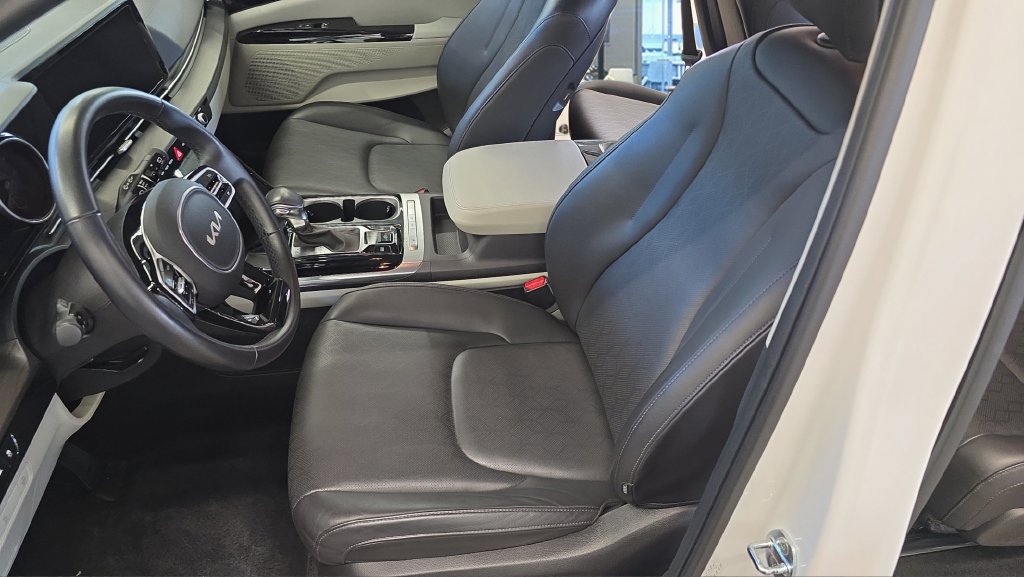 Certified 2023 Kia Carnival EX FWD image 15