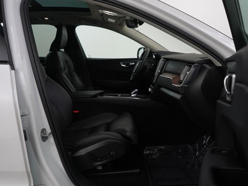 Used 2023 Volvo XC60 B6 Ultimate w/ Climate Package image 9