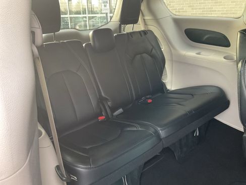 Used 2024 Chrysler Pacifica Touring-L image 36