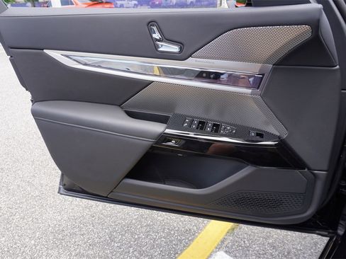 New 2025 BMW 740i w/ Executive Package image 18