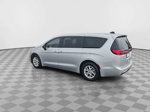 Used 2023 Chrysler Pacifica Touring-L FWD image 6