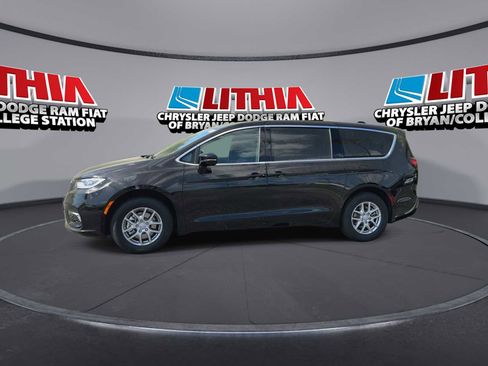 New 2026 Chrysler Pacifica Select image 4