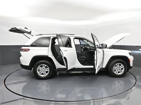 Used 2023 Jeep Grand Cherokee Laredo AWD/4WD image 53