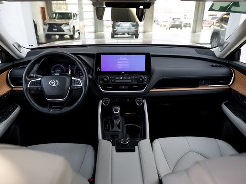 Certified 2024 Toyota Grand Highlander Platinum AWD/4WD image 19