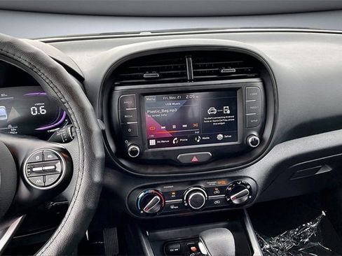 Used 2025 Kia Soul LX image 9