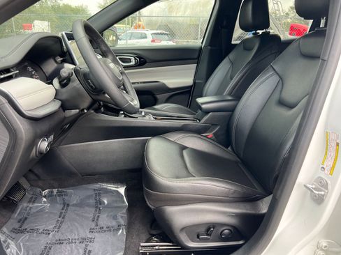 Used 2025 Jeep Compass Limited image 21