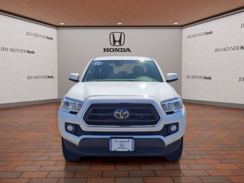 Used 2022 Toyota Tacoma SR5 w/ Technology Package RWD image 2