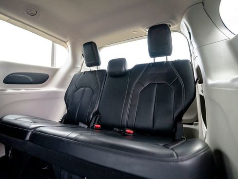 Used 2024 Chrysler Pacifica Touring-L FWD image 37