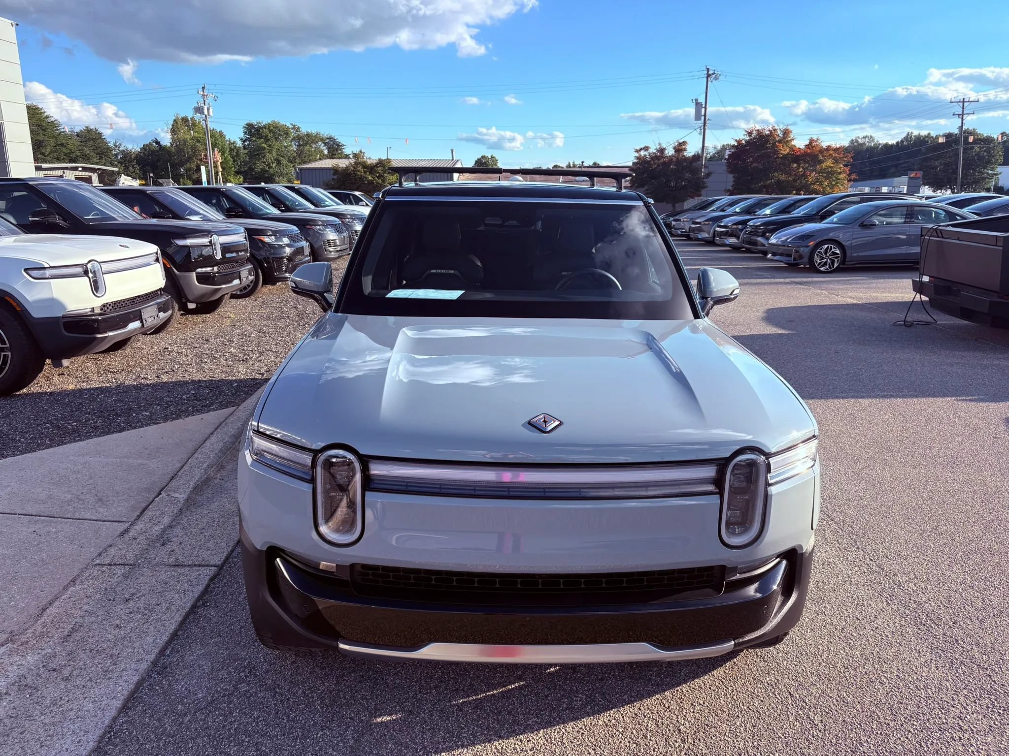 Used 2025 Rivian R1S Adventure Dual AWD/4WD image 28