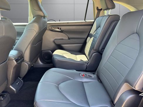 Certified 2020 Toyota Highlander XLE AWD/4WD image 18