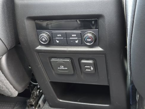 Used 2022 Chevrolet Traverse High Country image 38