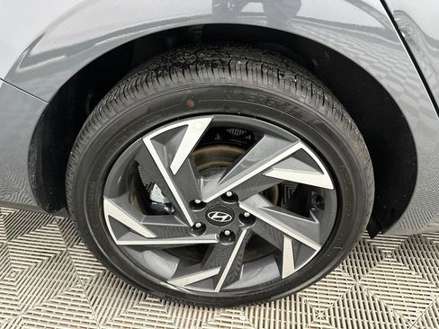 Used 2025 Hyundai Elantra Limited image 18