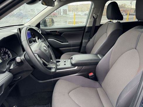 Used 2025 Toyota Highlander LE FWD image 25