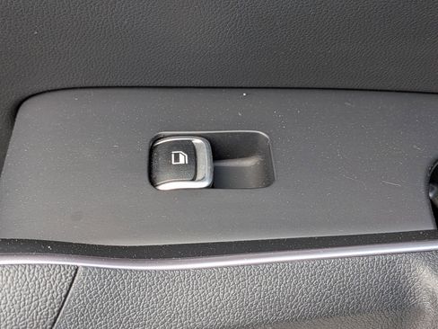 Used 2024 Kia Sorento S image 29