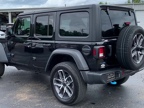 Used 2024 Jeep Wrangler Unlimited w/ Convenience Group AWD/4WD image 2