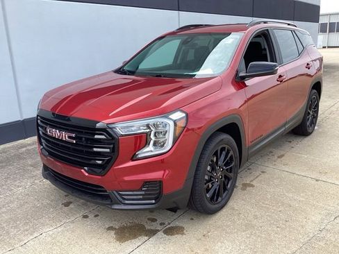 Used 2023 GMC Terrain SLE w/ Driver Convenience Package image 2