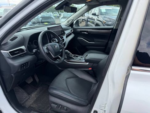 Used 2024 Toyota Highlander Platinum AWD/4WD image 4