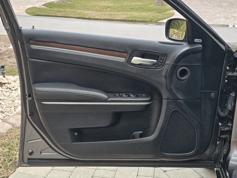 Used 2014 Chrysler 300 C image 67