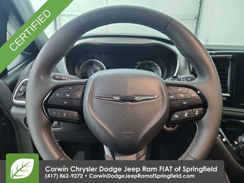 Certified 2025 Chrysler Pacifica Limited FWD image 21