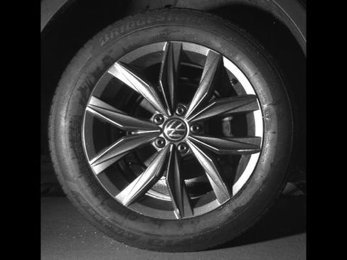 Used 2022 Volkswagen Tiguan SE AWD/4WD image 9